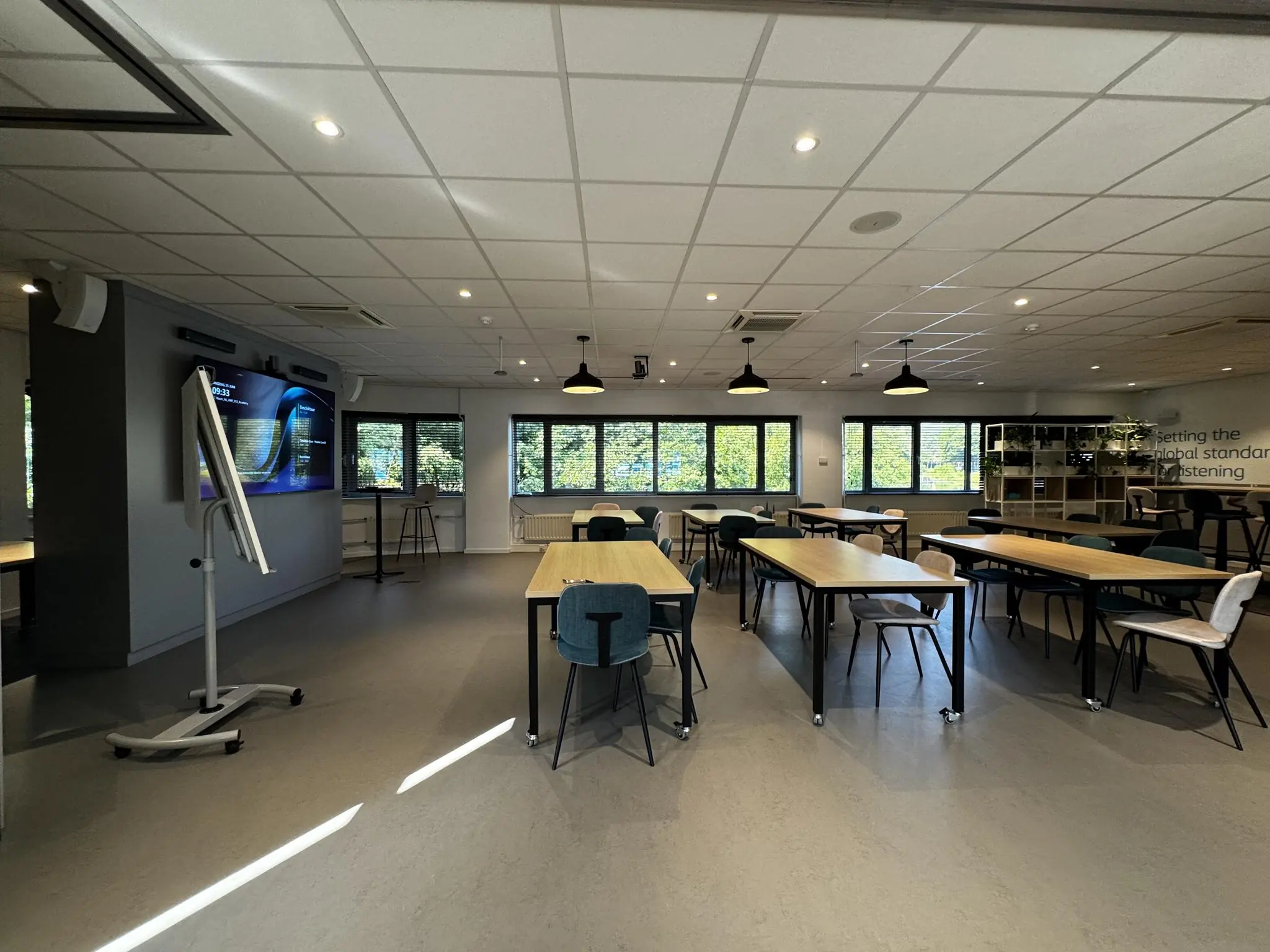 Moderne vergaderruimte aan de Softwareweg met flexibele werkplekken, een groot presentatiescherm en veel daglicht.