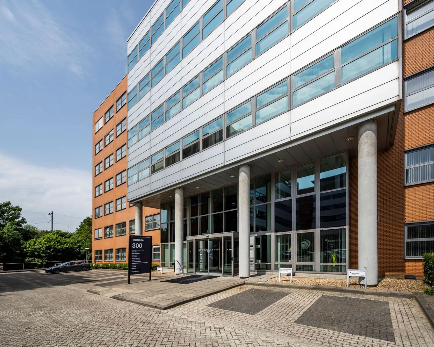 Entree van het kantoorgebouw Entrada 300 in Amsterdam met moderne gevel en parkeergelegenheid.