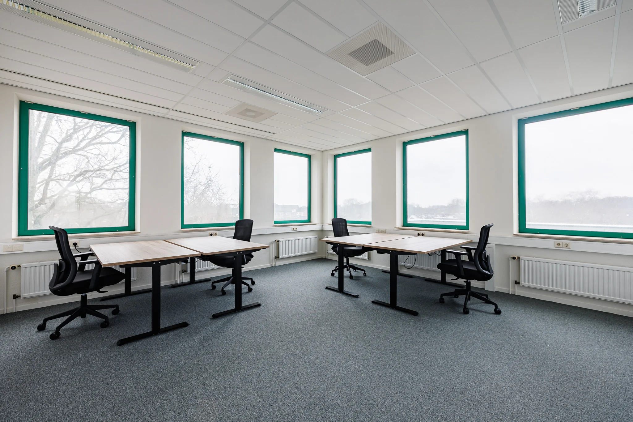 Een lichte kantoorruimte met vier bureaus en stoelen aan de Stadsring 201 in Amersfoort.