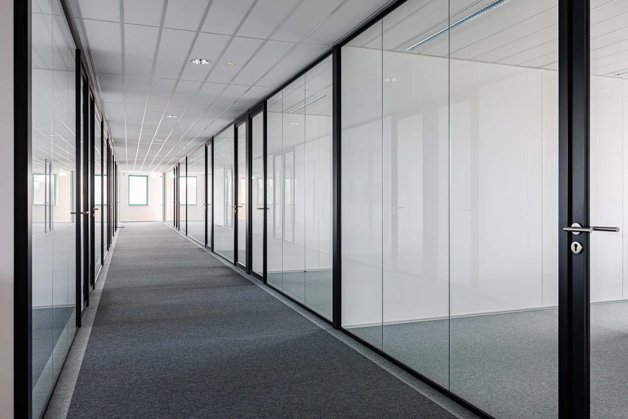 Een moderne kantoorhal met glazen wanden en deuren in het gebouw Stadsring 201 in Amersfoort.
