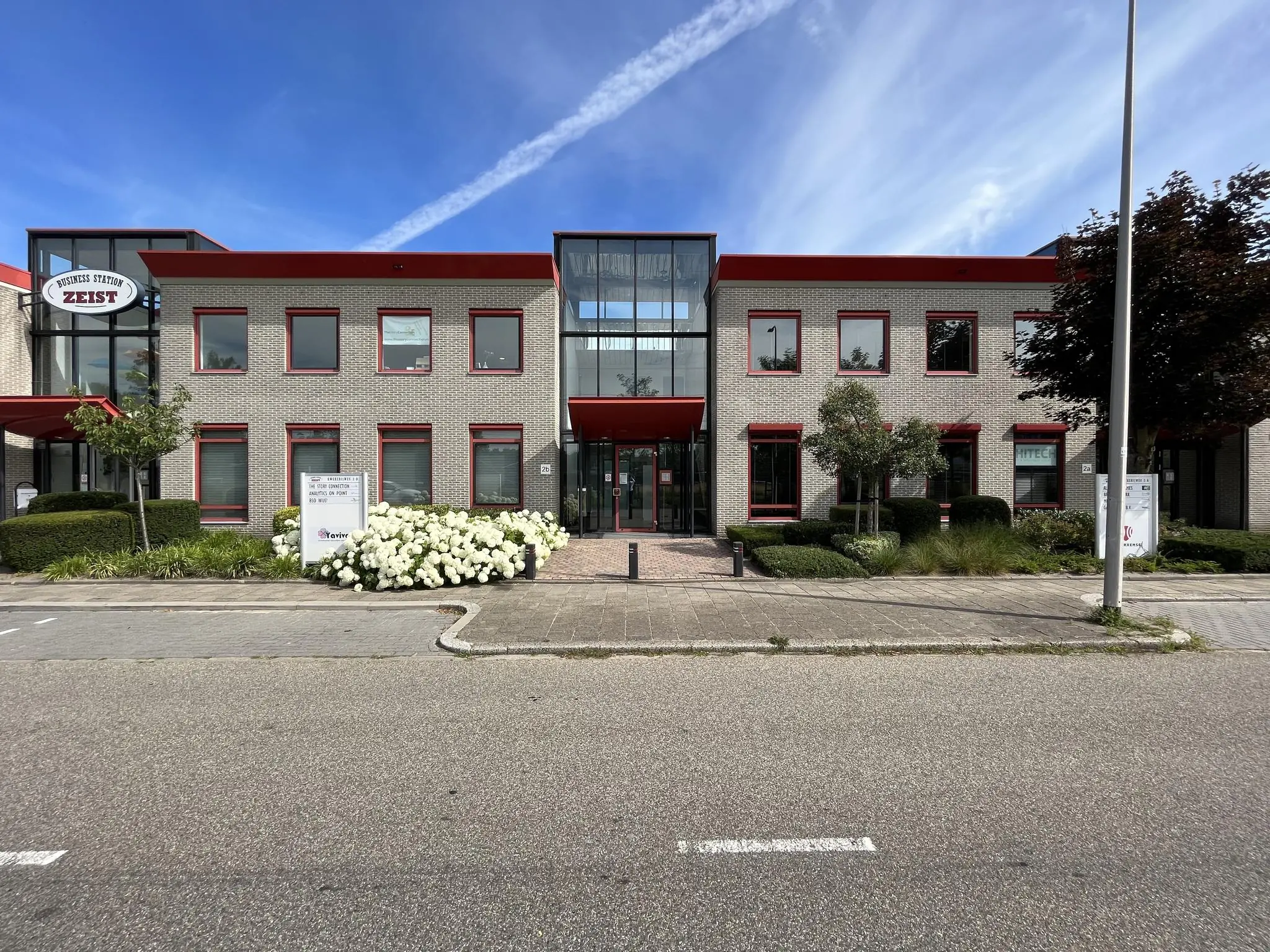 Vooraanzicht van het kantoorgebouw Business Station Zeist aan de Kwekerijweg.
