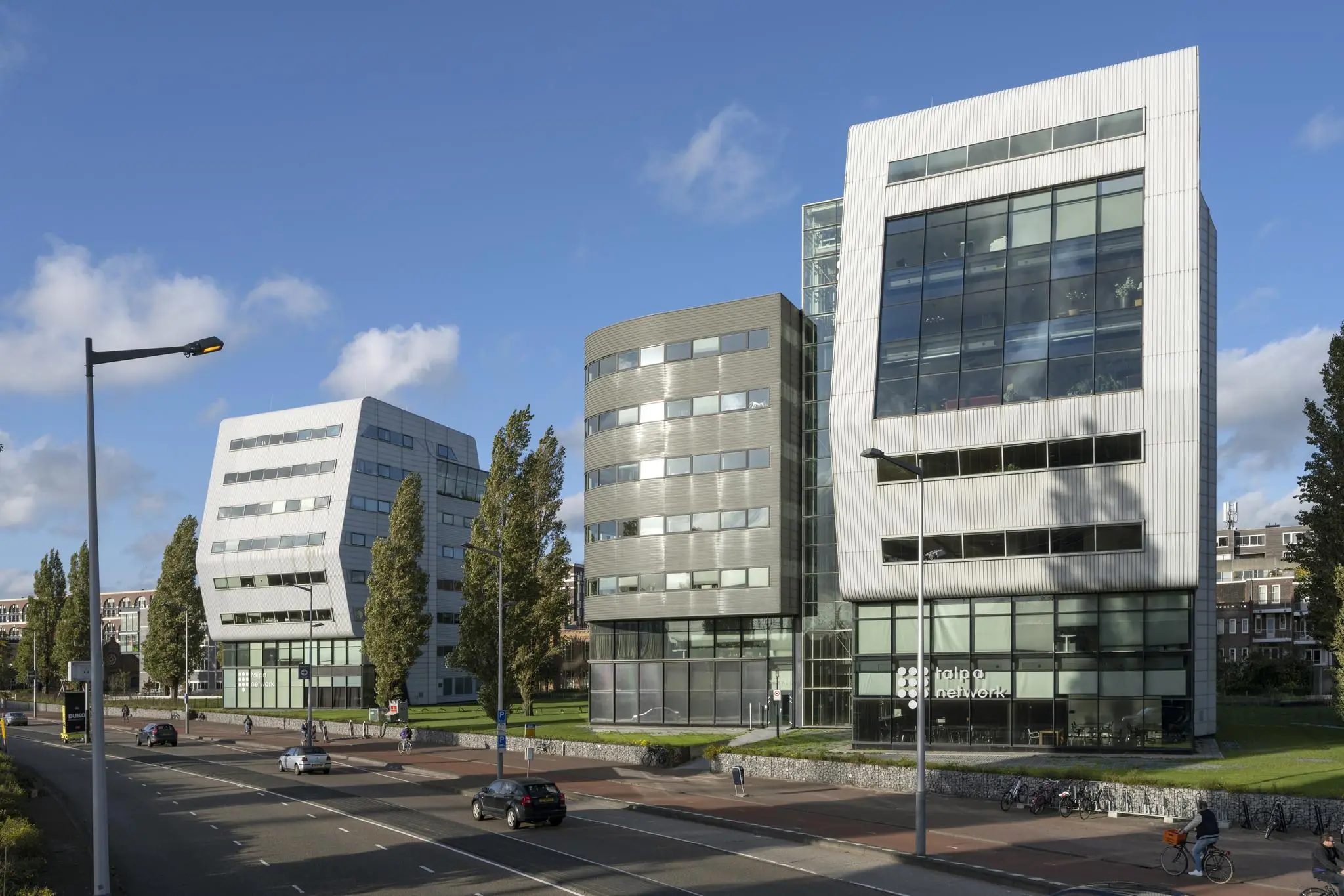 Moderne kantoorgebouwen aan het Rietlandpark in Amsterdam met opvallende gevelarchitectuur.
