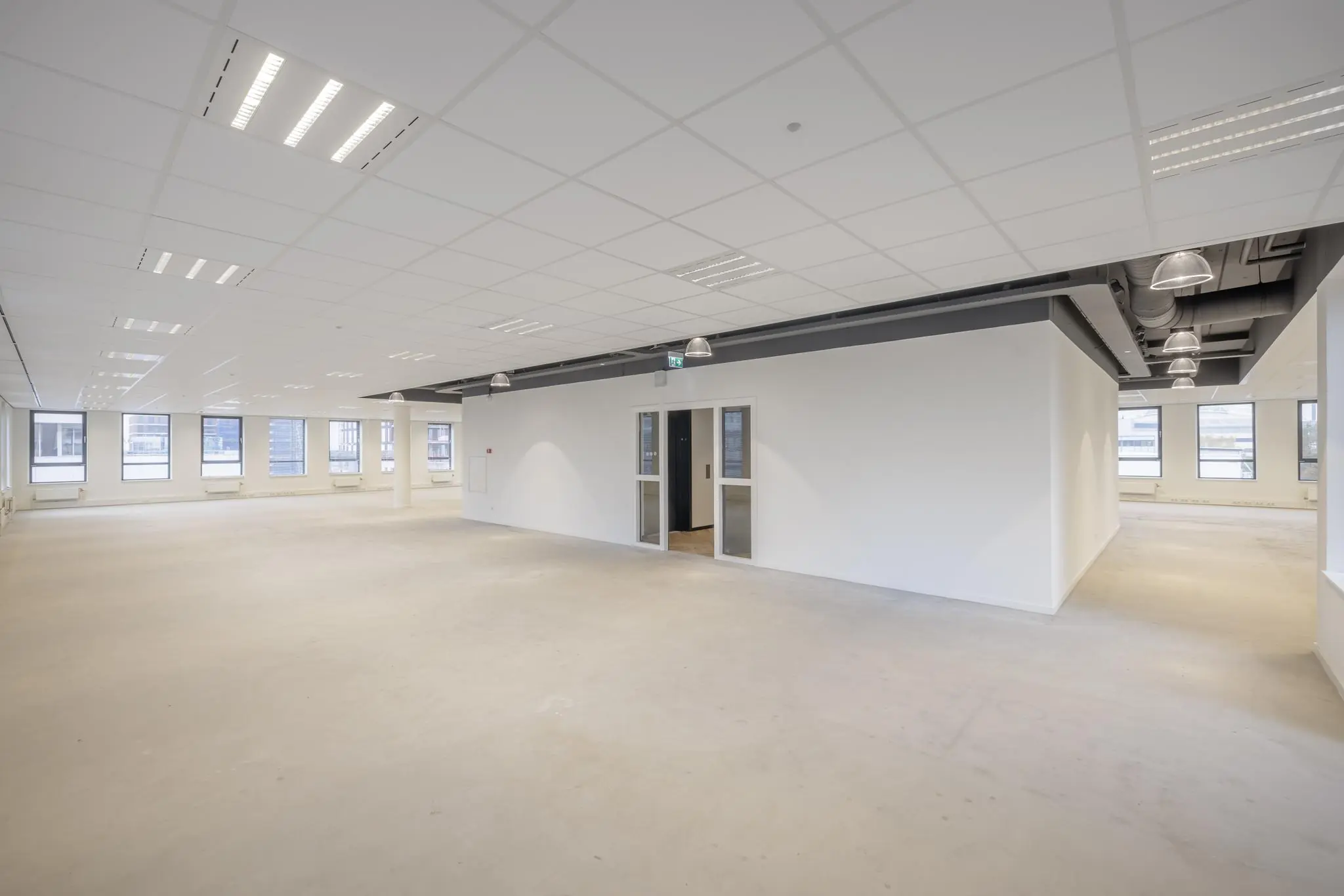 Ruim en licht kantoorpand aan de Hiridostraat met grote ramen, systeemplafond en een apart afgesloten ruimte.