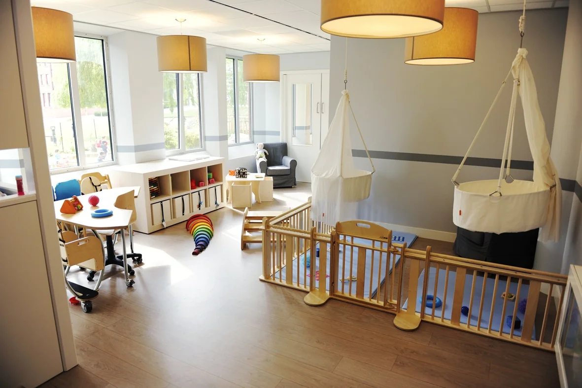 Moderne en lichte kinderdagverblijfruimte aan de Hoogoorddreef met speel- en slaapplekken voor jonge kinderen.