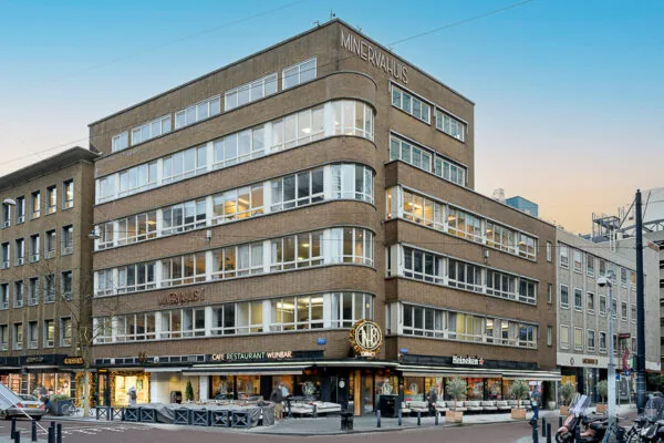 Hoekpand Minervahuis aan de Meent in Rotterdam met cafés en winkels op de begane grond.