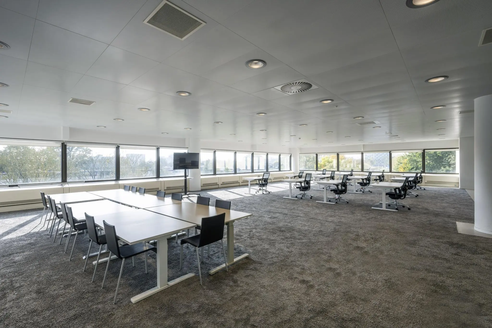 Moderne, ruime kantoorruimte aan de Prof. E.M. Meijerslaan met flexwerkplekken en een grote vergadertafel.