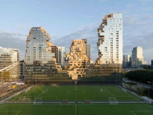 Modern appartementencomplex Valley aan de Beethovenstraat in Amsterdam, met een voetbalveld op de voorgrond.