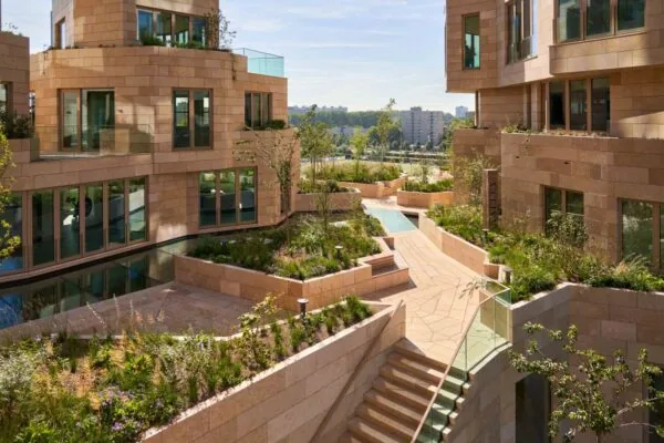 Moderne appartementencomplexen aan de Beethovenstraat met groene terrassen en waterpartijen.
