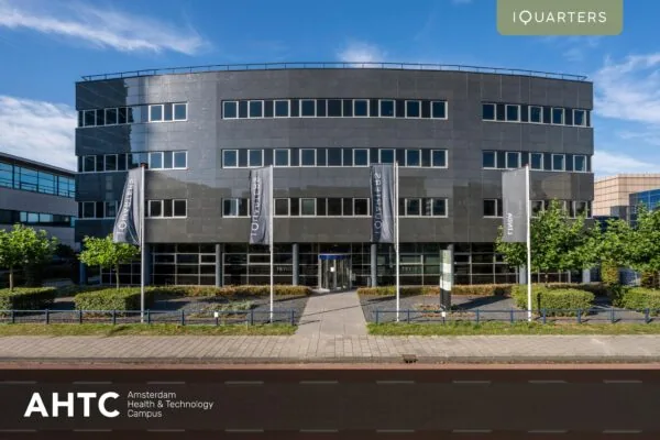 Vooraanzicht van het kantoorgebouw aan de Paasheuvelweg op de Amsterdam Health & Technology Campus (AHTC).