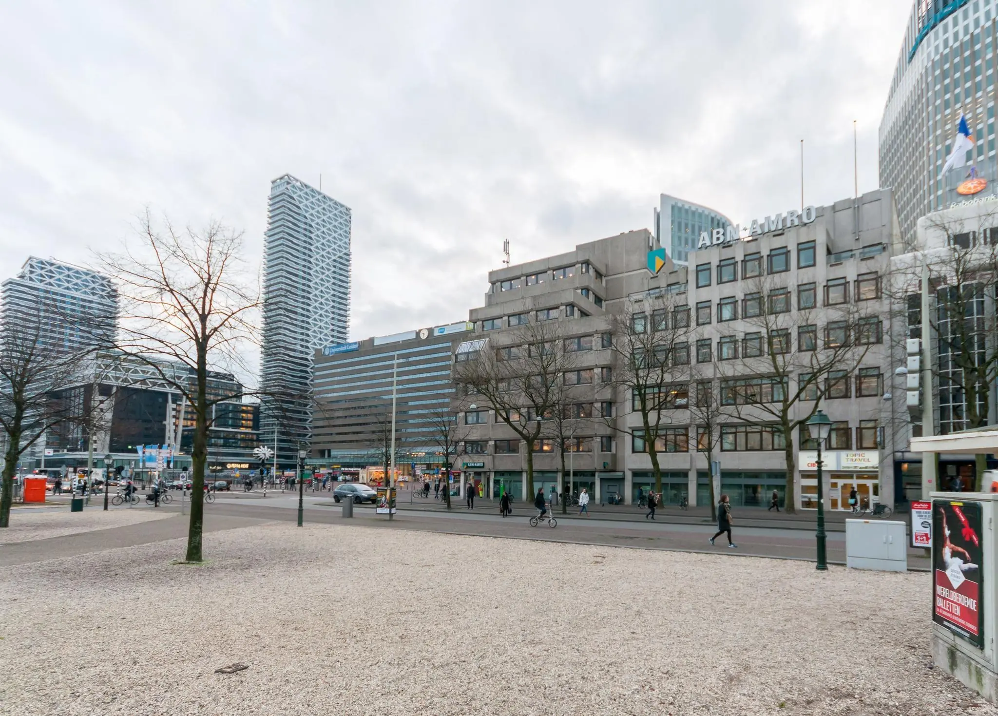 Straatbeeld van de Bezuidenhoutseweg in Den Haag met kantoren, waaronder het ABN AMRO-gebouw, en moderne hoogbouw op de achtergrond.