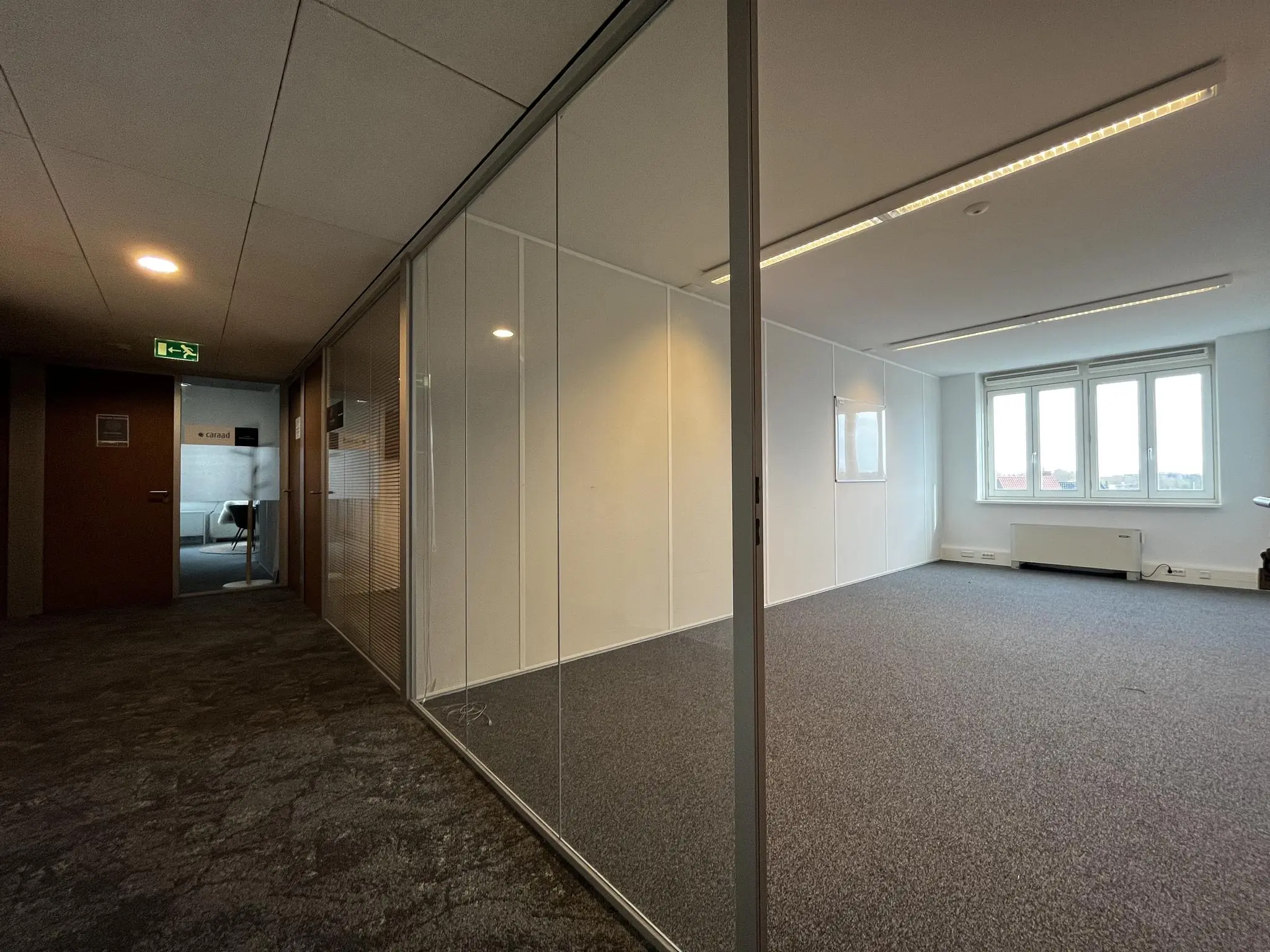 Leeg kantoor in de Middenburcht met glazen wanden en uitzicht op de stad.