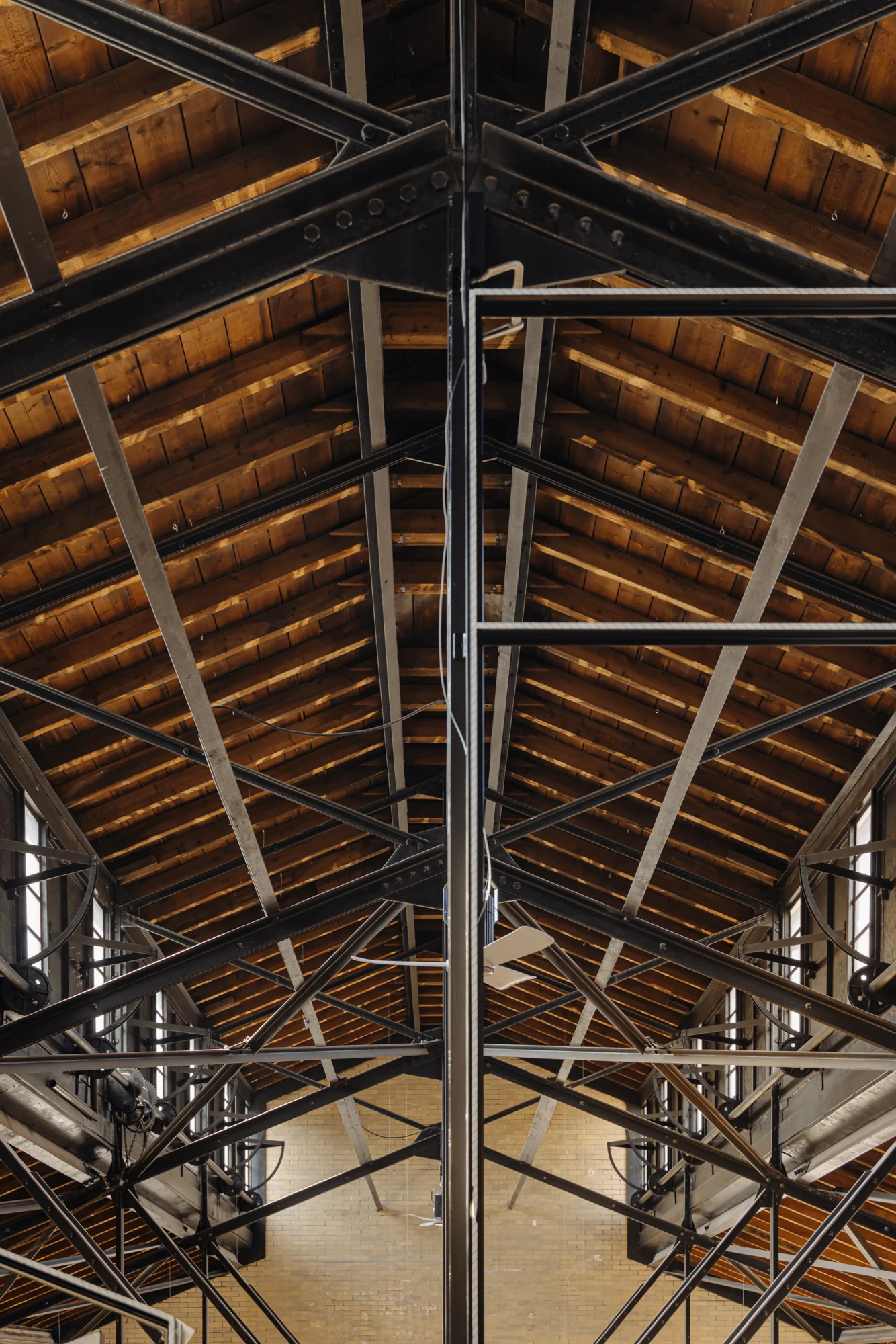 Interieur van een industrieel gebouw aan de Leidseweg met een houten dakconstructie en stalen spanten.