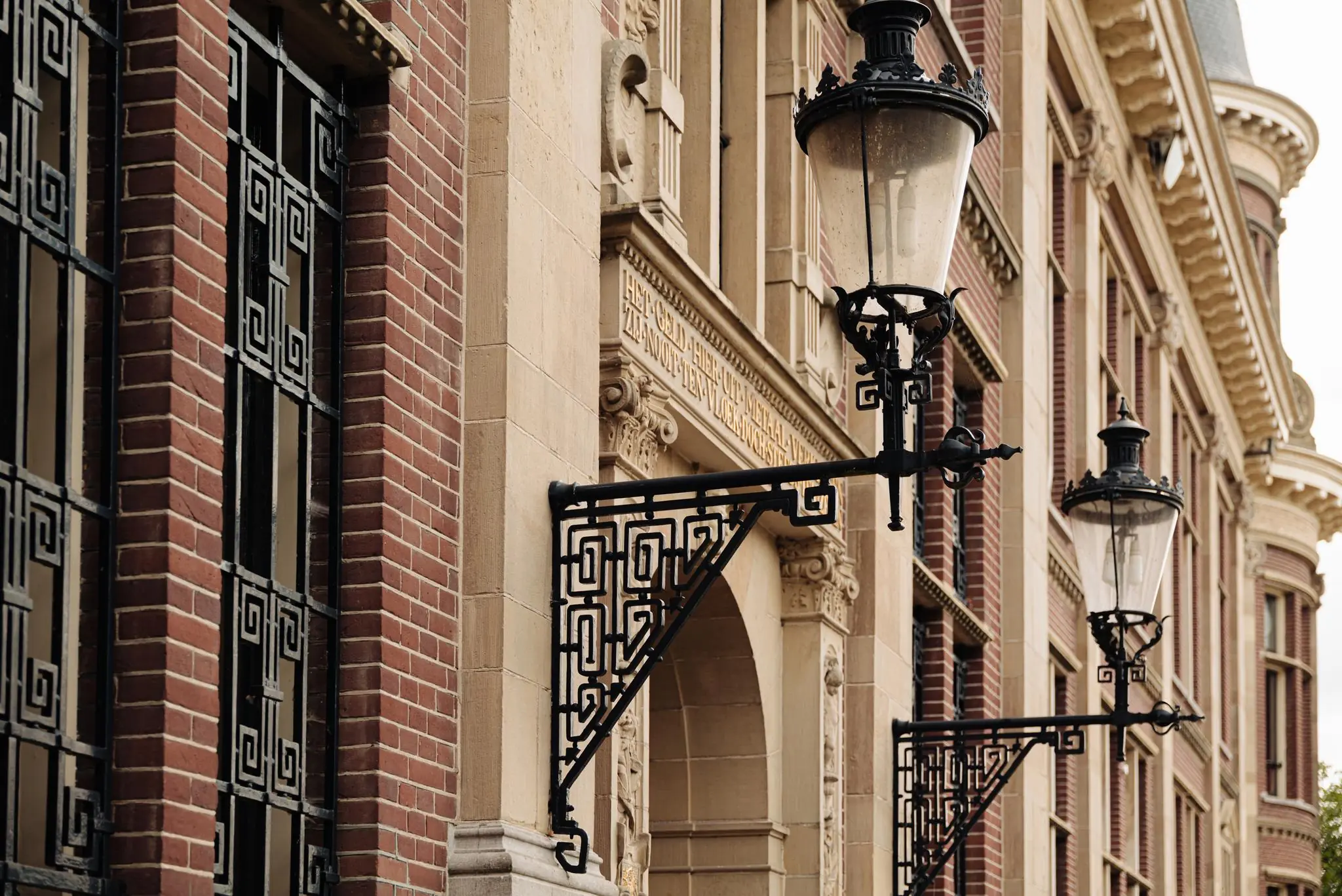 Gevel van een historisch pand aan de Leidseweg met sierlijke lantaarns en rijk gedecoreerd metselwerk.