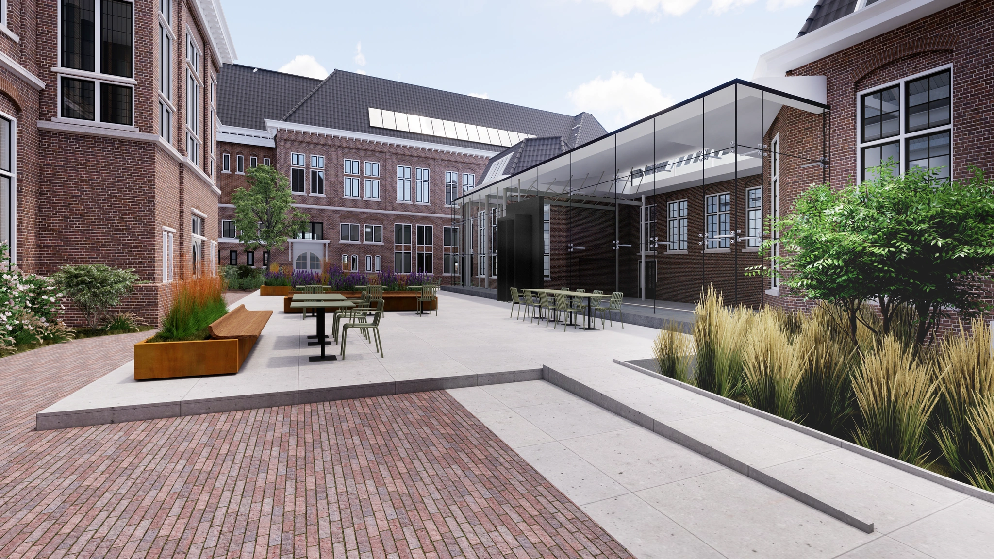 Moderne binnenplaats van Leidseweg 174 met zitplaatsen, plantenbakken en een glazen aanbouw tegen een achtergrond van klassieke bakstenen gebouwen.