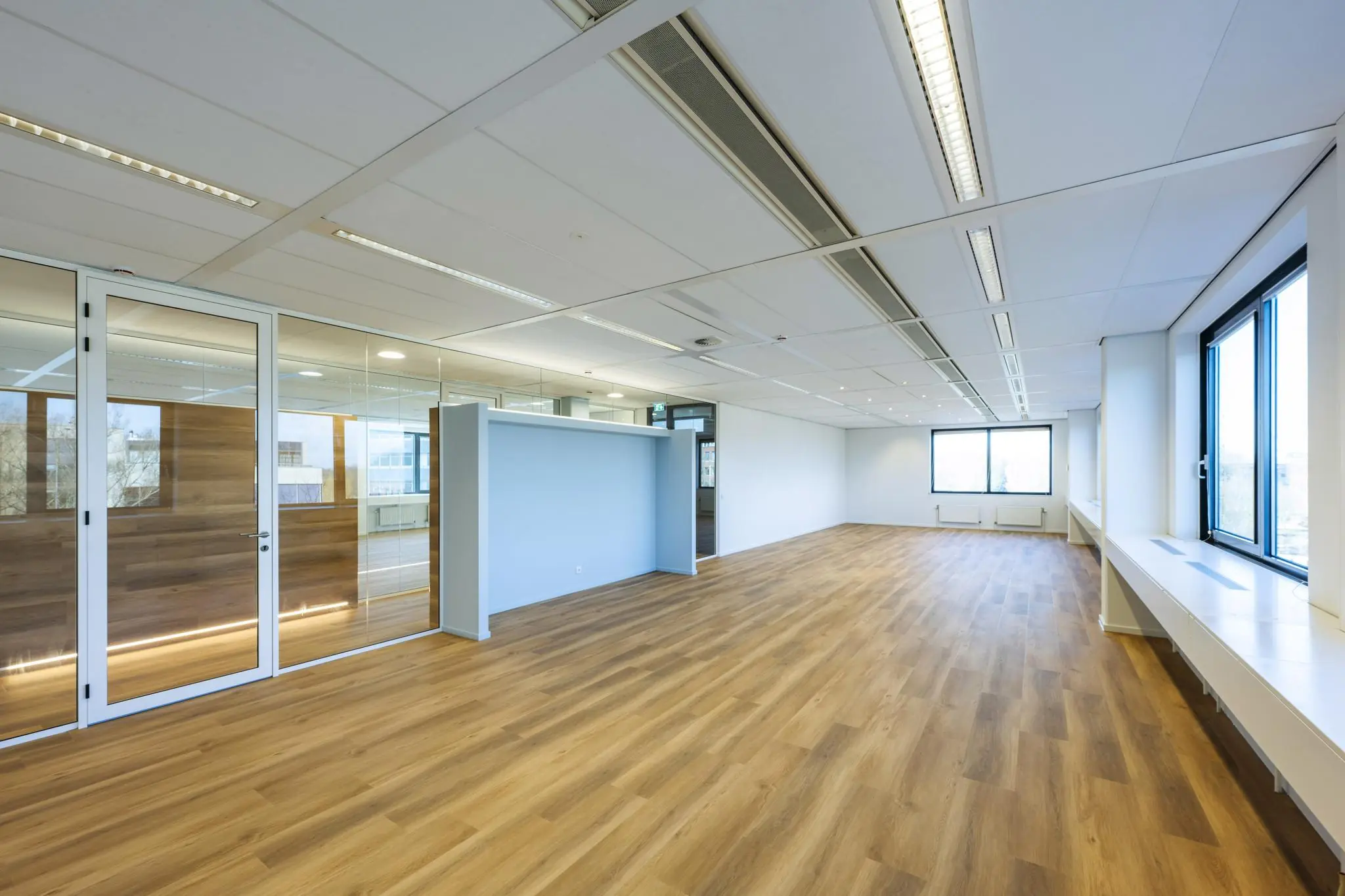 Licht en modern leeg kantoor met houten vloer aan de Prof. W.H. Keesomlaan.