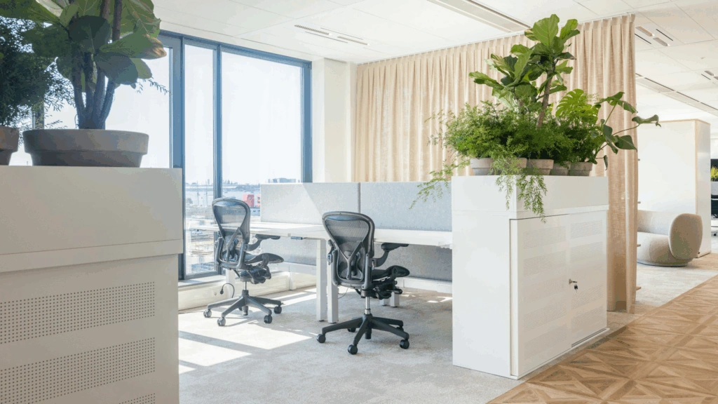 Licht en modern kantoorinterieur aan de Mt. Lincolnweg met werkplekken, ergonomische bureaustoelen en veel groen.
