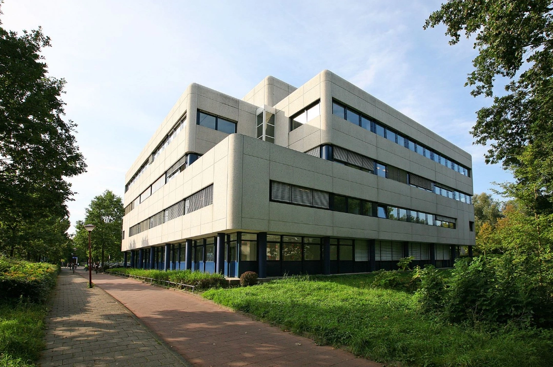 Modern kantoorgebouw aan de Vreeswijksestraatweg met rechte lijnen en grote ramen, omgeven door groen.