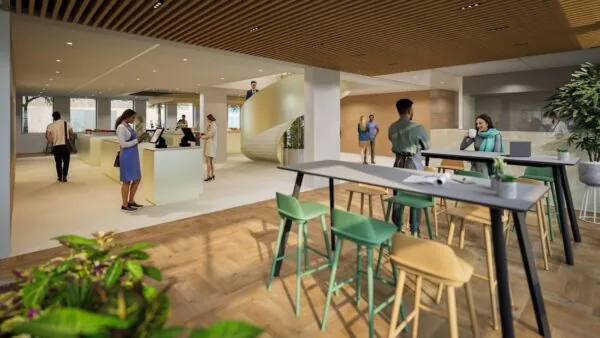 Moderne en open entreehal van een kantoorgebouw met mensen die werken, koffie drinken en met elkaar in gesprek zijn.