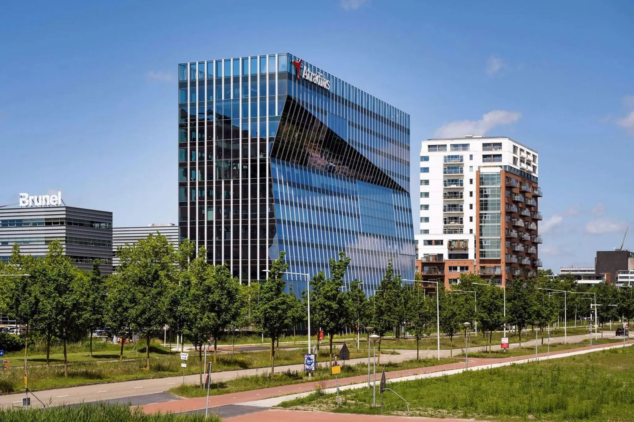 Modern kantoorgebouw van Arcadis aan de David Ricardostraat met omliggende kantoren en appartementen in een groene stedelijke omgeving.