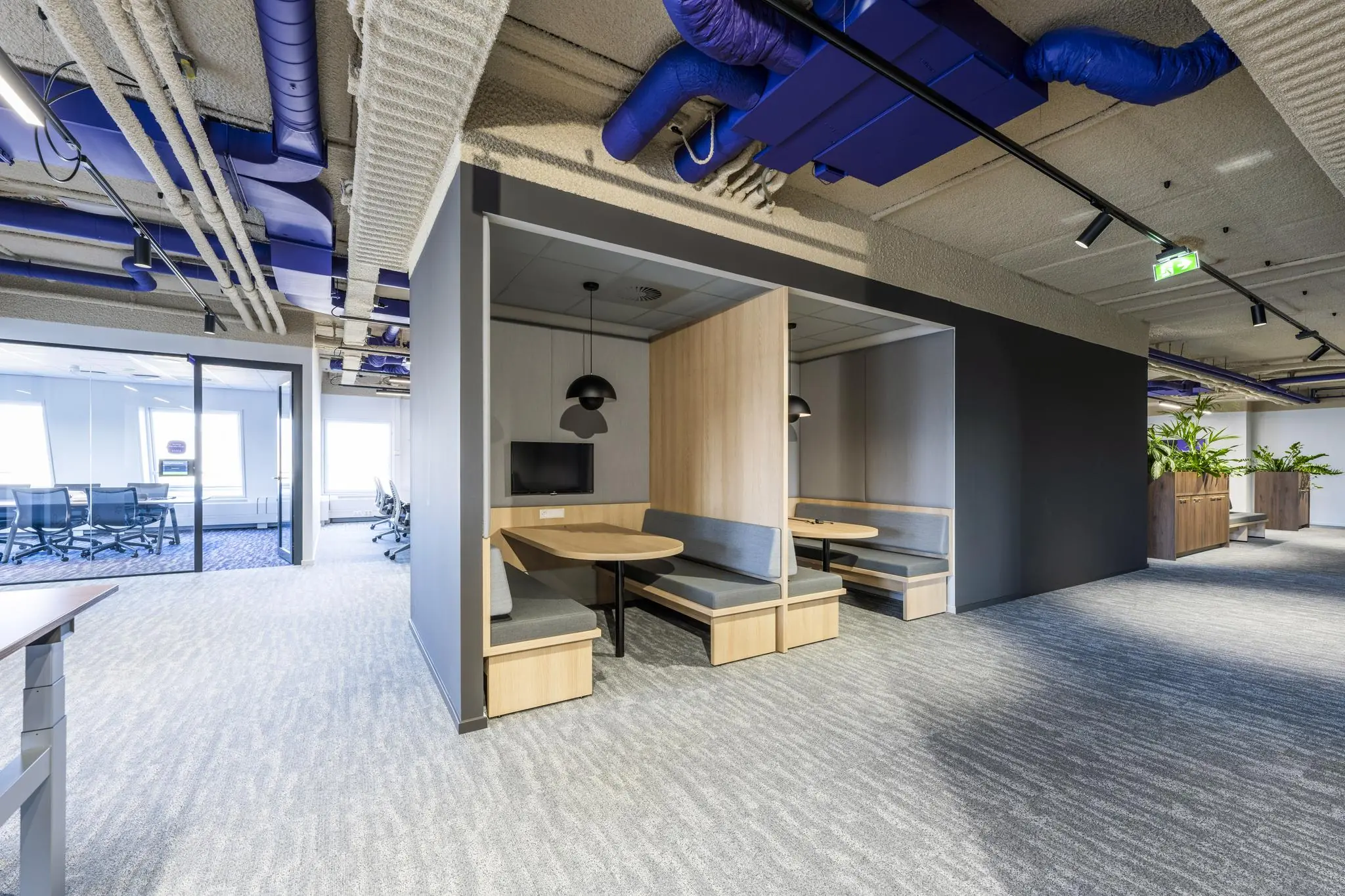Moderne kantoorruimte aan de Vijzelgracht met overlegnissen, vergaderruimte en industriële plafondafwerking.