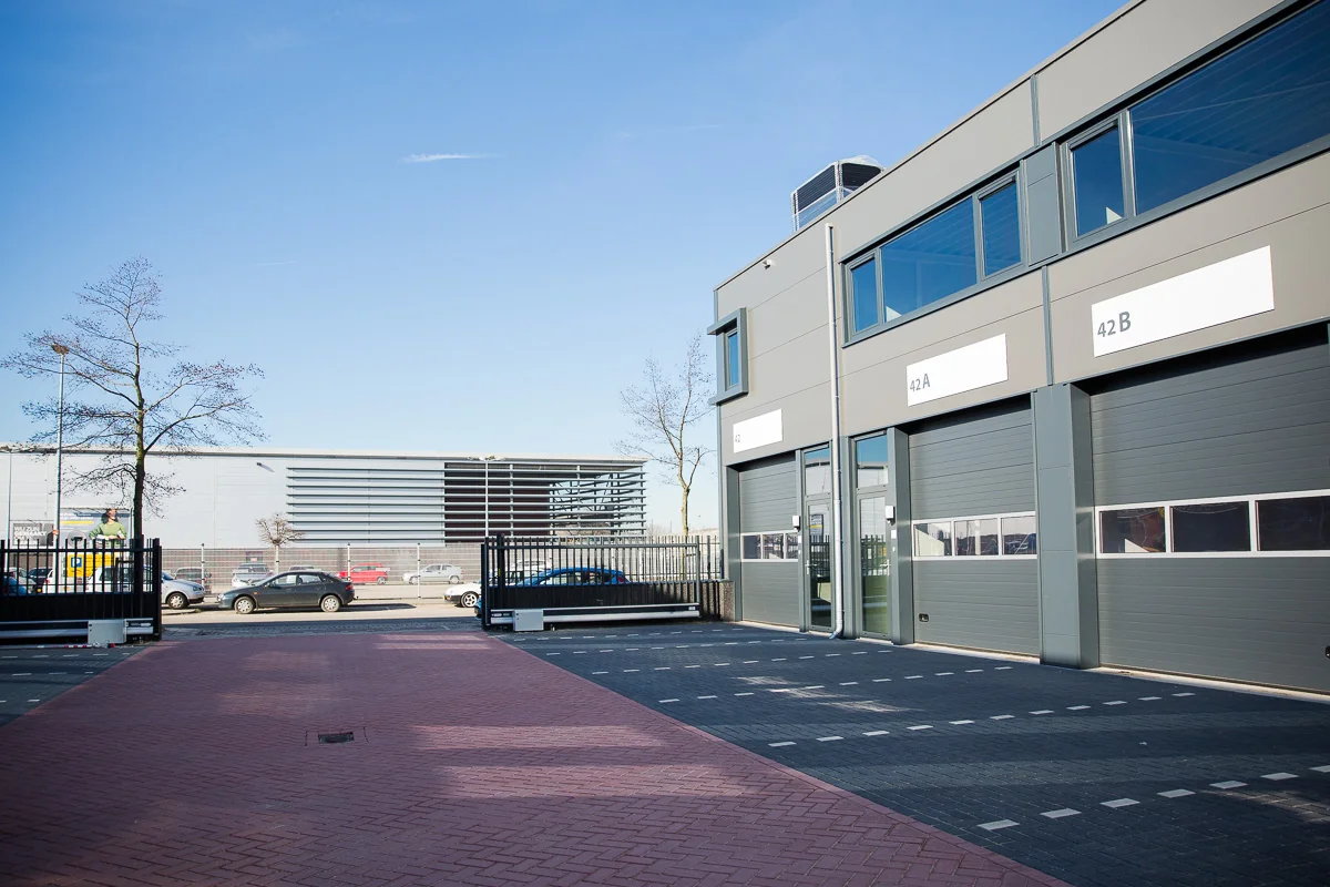 Moderne bedrijfsunits aan de Laan van ‘s-Gravenmade met parkeergelegenheid en afgesloten toegangspoort.