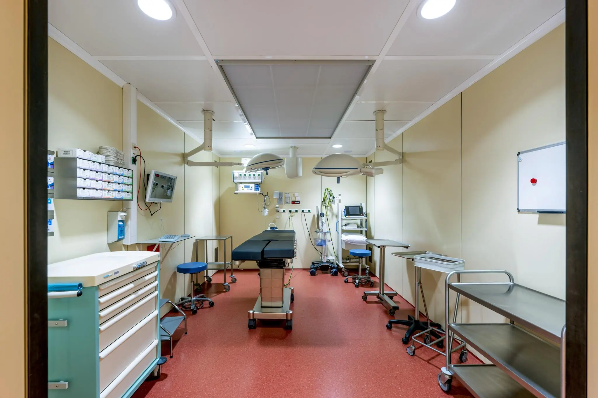 Moderne medische behandelkamer met operatietafel, apparatuur en verlichting in het Concertgebouwplein-gebied.
