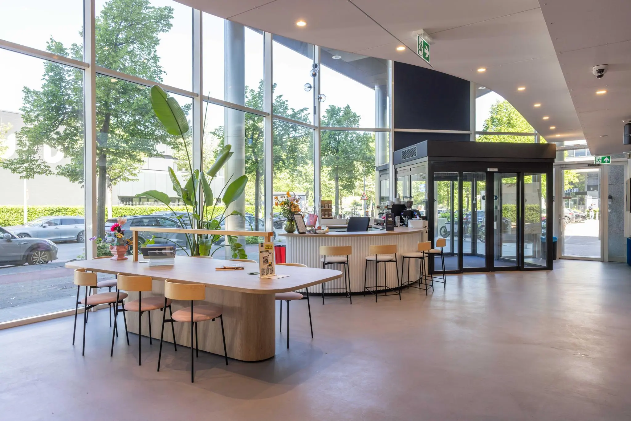 Moderne en lichte entree met zitgelegenheid en koffiebar aan de Overschiestraat in Amsterdam.