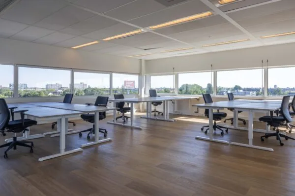 Licht en ruim kantoorpand aan de Overschiestraat met moderne bureaus en panoramisch uitzicht over de stad.