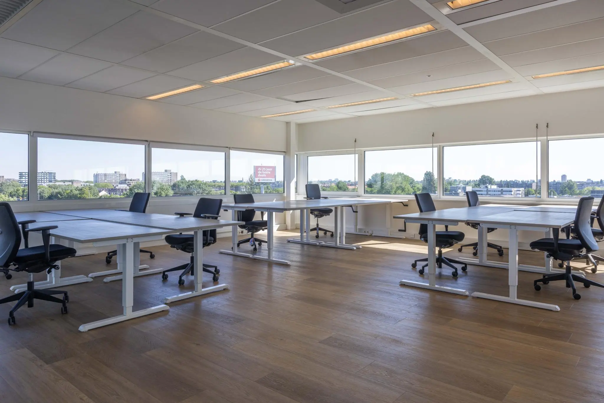 Licht en ruim kantoorpand aan de Overschiestraat met moderne bureaus en panoramisch uitzicht over de stad.