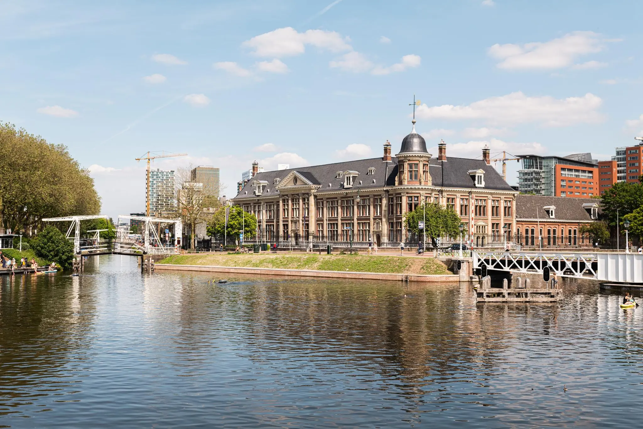 Monumentaal pand aan de Leidseweg in Utrecht met bruggen en water op de voorgrond op een zonnige dag.