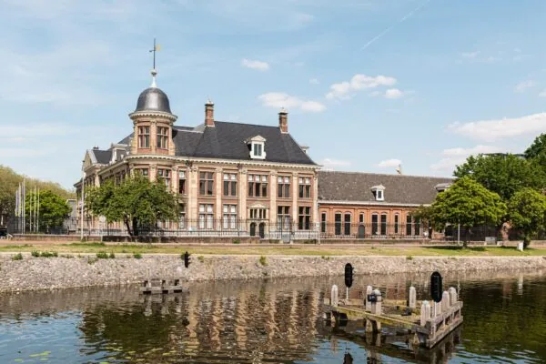 Historisch pand aan de Leidseweg in Utrecht, gezien vanaf de overkant van het water op een zonnige dag.