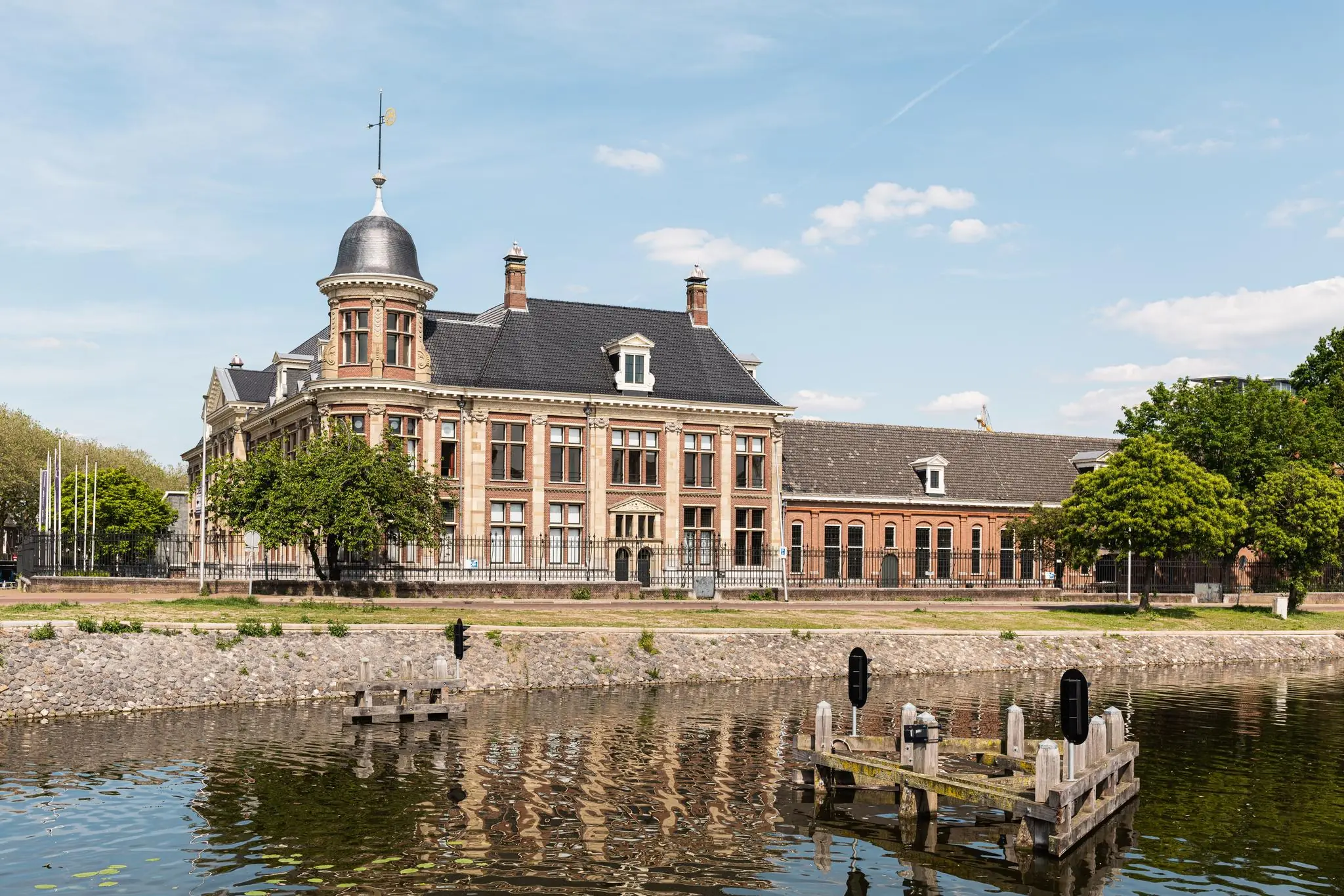 Historisch pand aan de Leidseweg in Utrecht, gezien vanaf de overkant van het water op een zonnige dag.