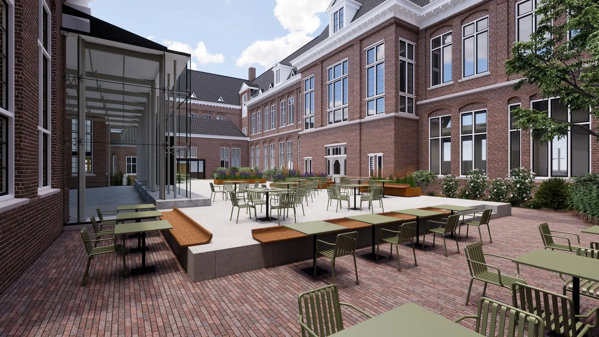 Binnenplaats met terrastafels en stoelen bij een gerestaureerd bakstenen schoolgebouw aan de Leidseweg.