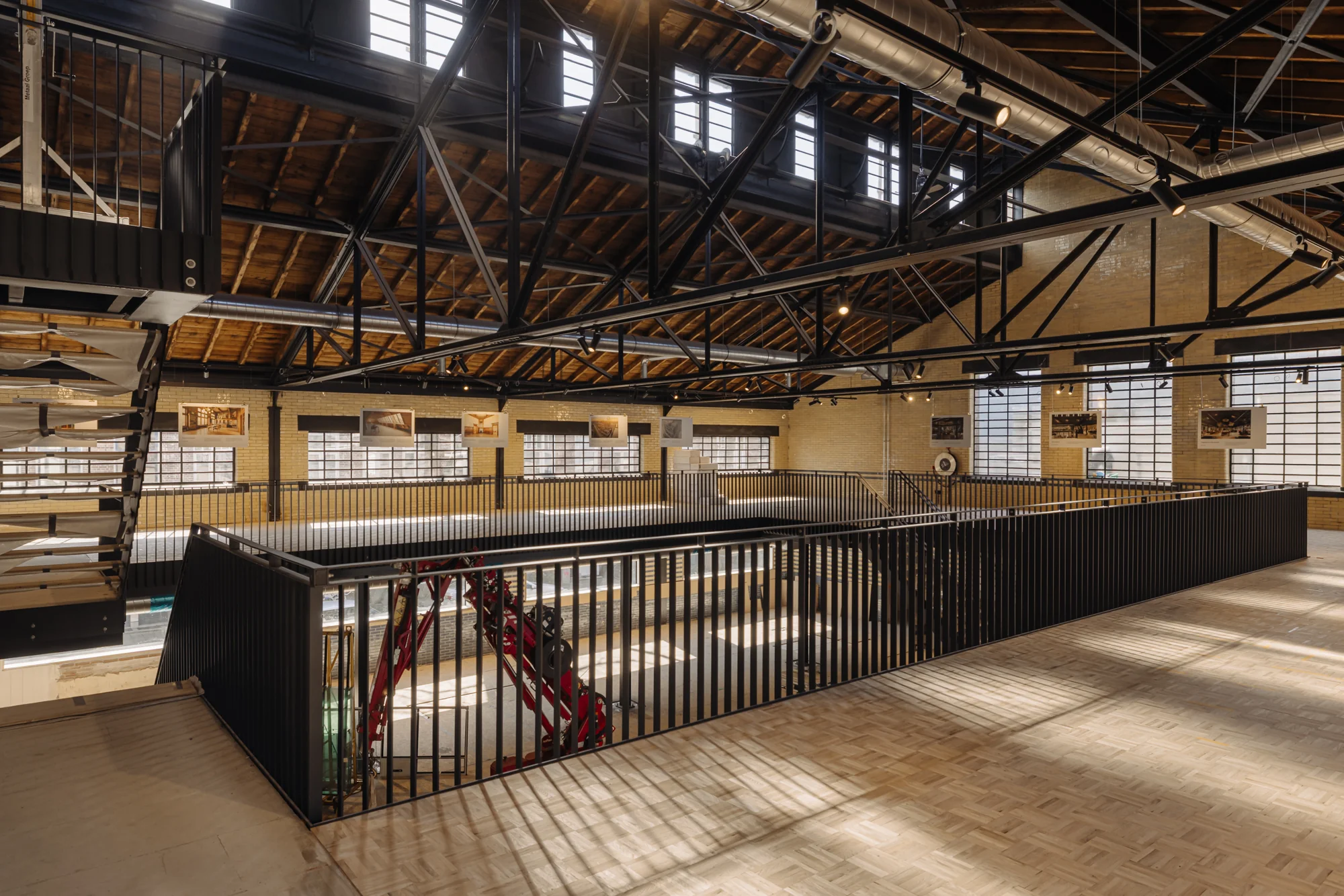Industrieel gerenoveerd interieur van de Muntkade met zicht op stalen constructies, houten plafond en tentoonstellingsruimte.