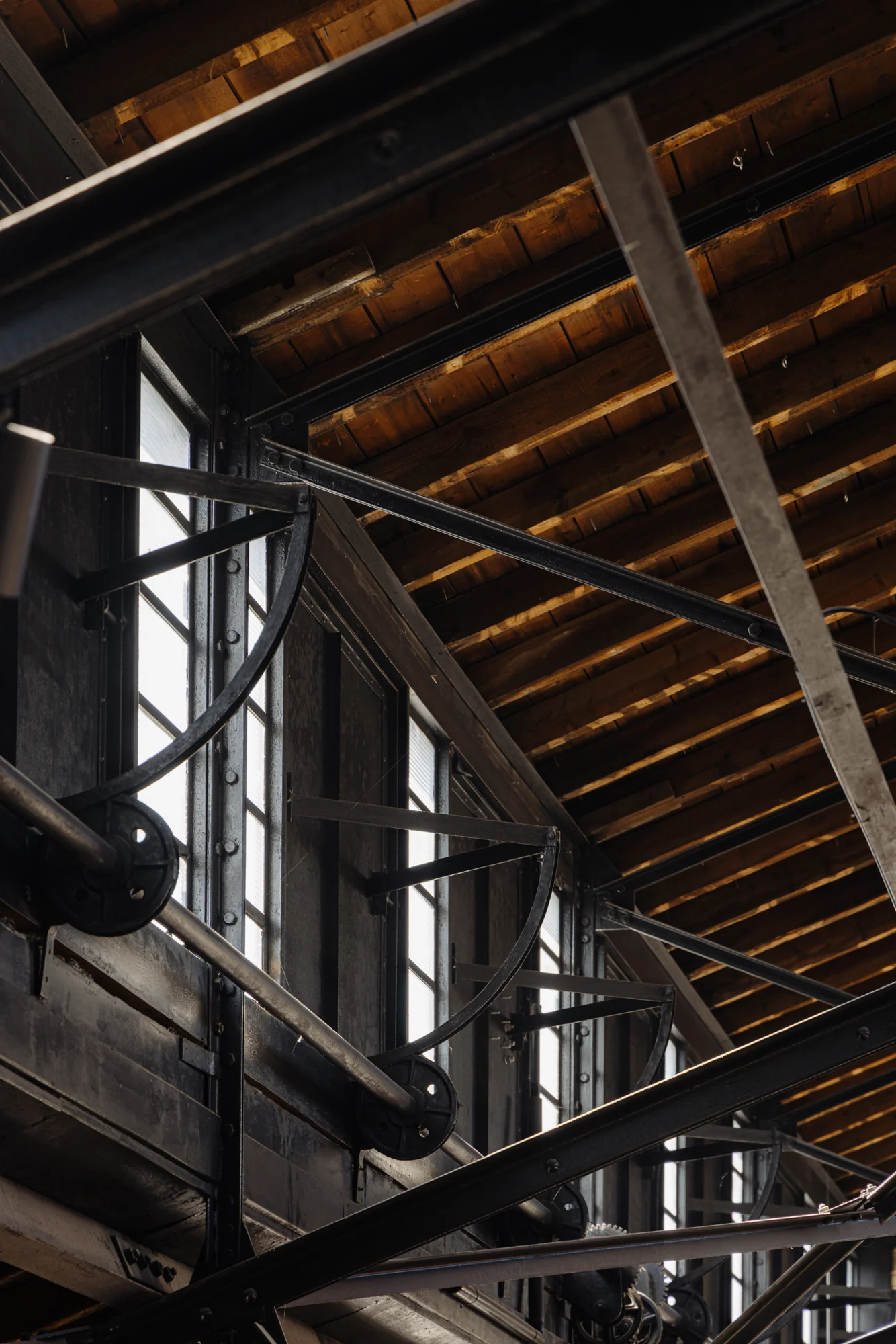 Detail van stalen steunconstructie en houten dak in industrieel gebouw aan de Muntkade.