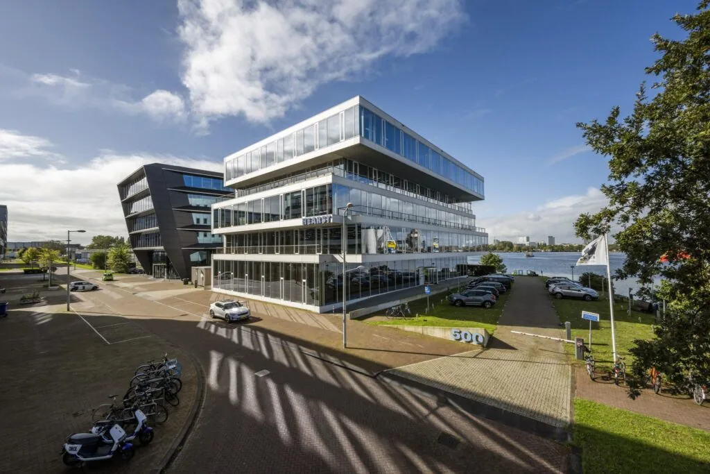 Modern kantoorgebouw aan de Moermanskade in Amsterdam met uitzicht op het IJ.