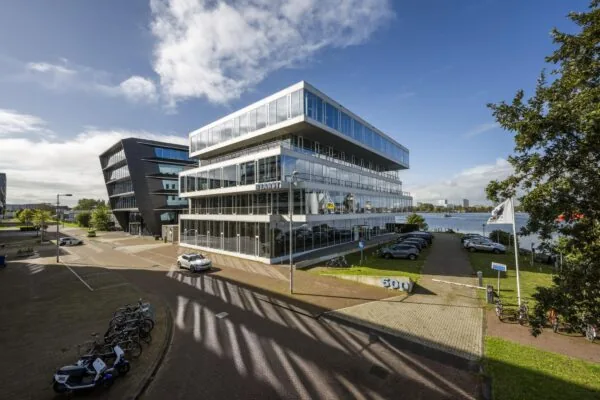 Modern kantoorgebouw aan de Moermanskade in Amsterdam met uitzicht op het IJ.