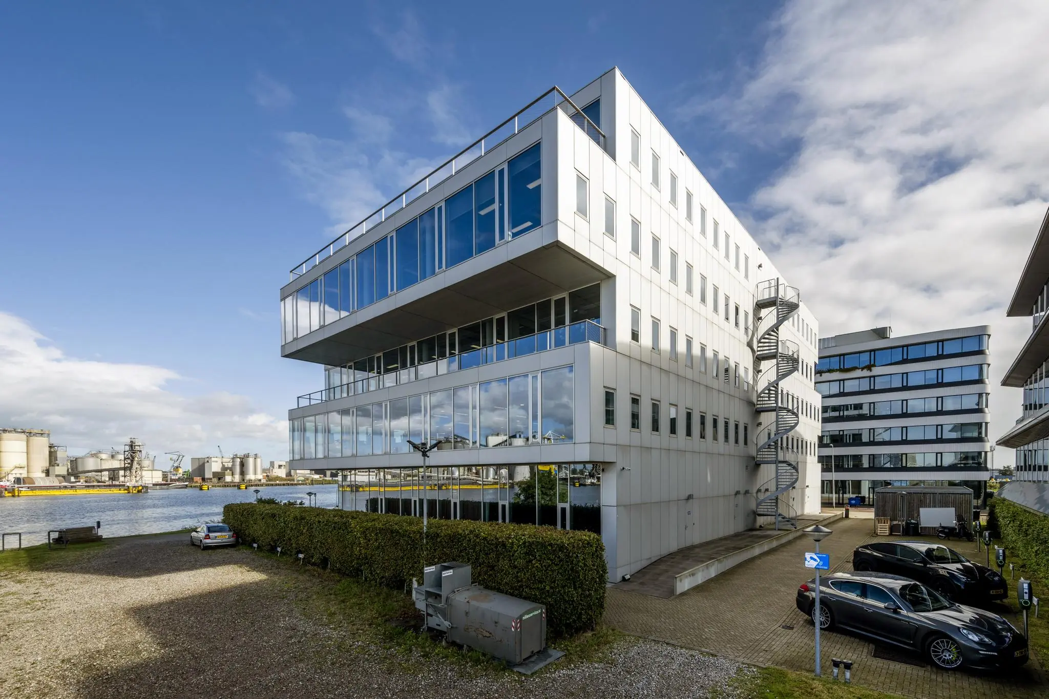 Modern kantoorgebouw aan de Moermanskkade in Amsterdam met uitzicht op het water en een kenmerkende buitentrap.