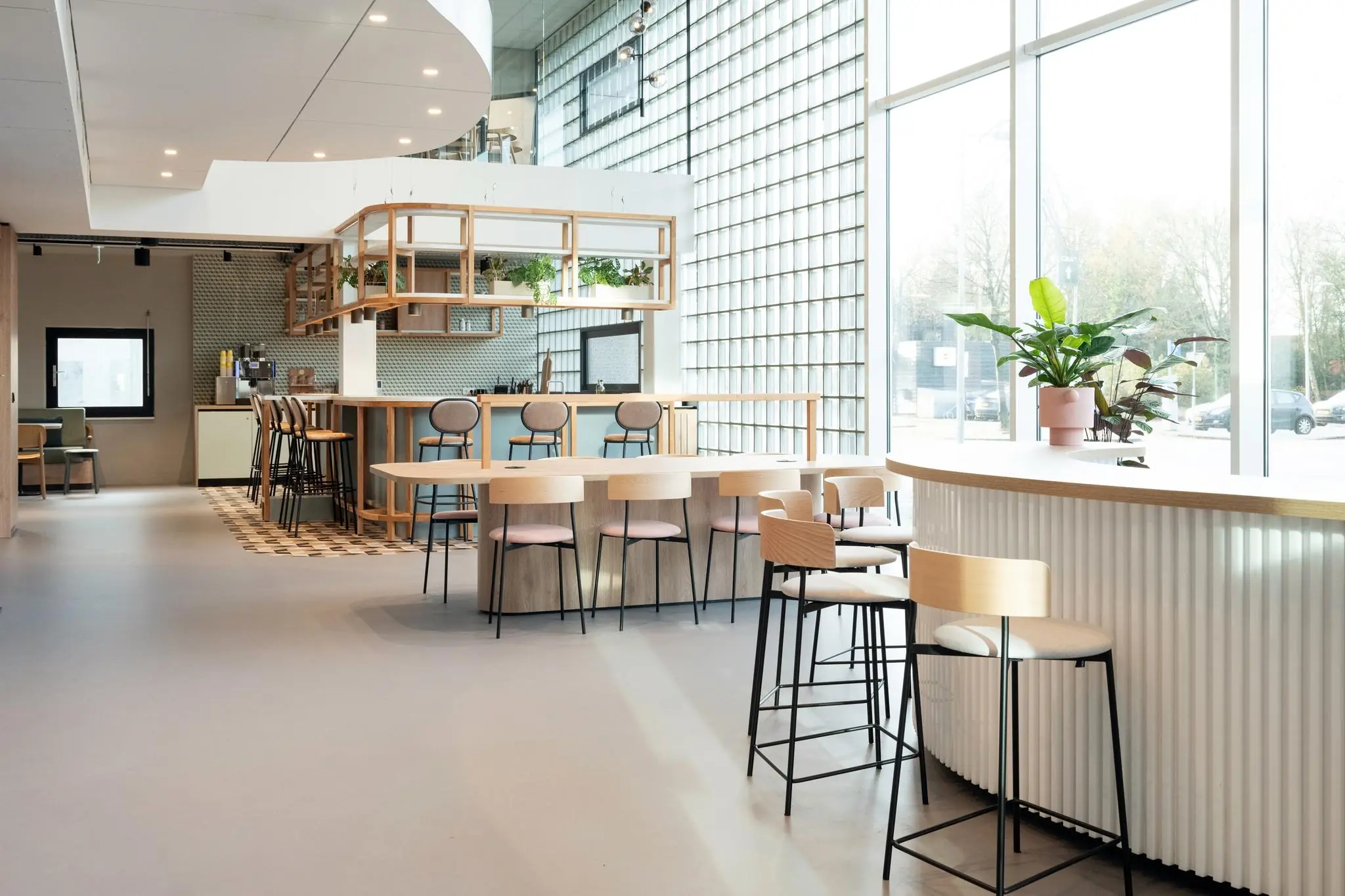 Moderne en lichte horecaruimte aan de Overschiestraat met hoge ramen, een open keuken en stijlvolle zitplaatsen.