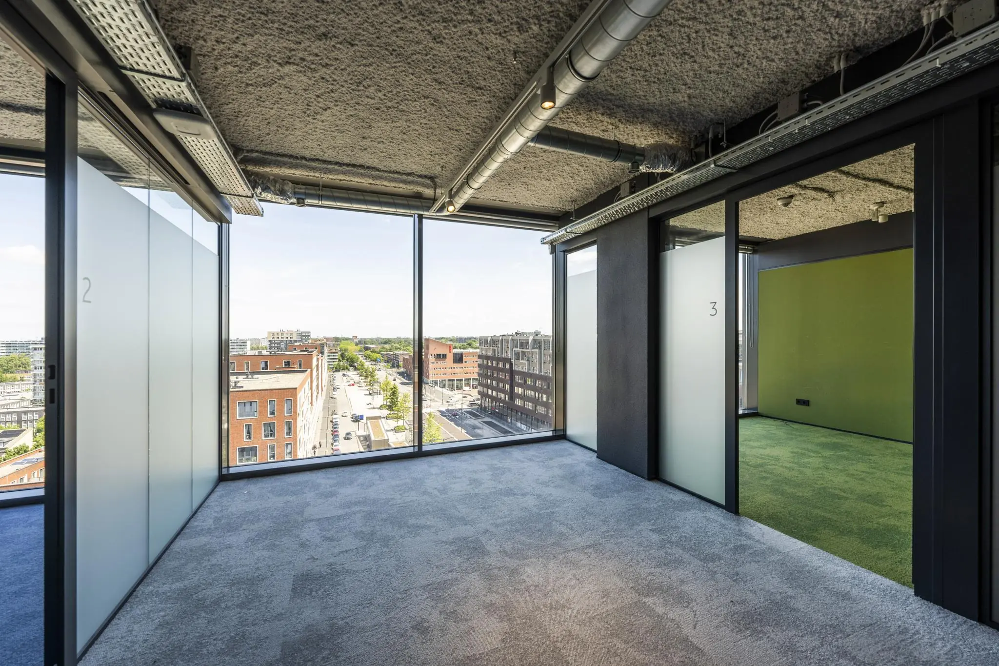 Moderne kantoorruimte met grote ramen en uitzicht op het Elizabeth Cady Stantonplein.