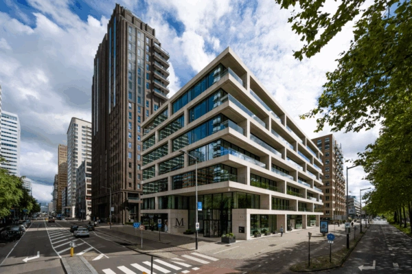 Modern kantoorgebouw aan de Gustav Mahlerlaan in Amsterdam, omringd door hoge torens en brede straten.