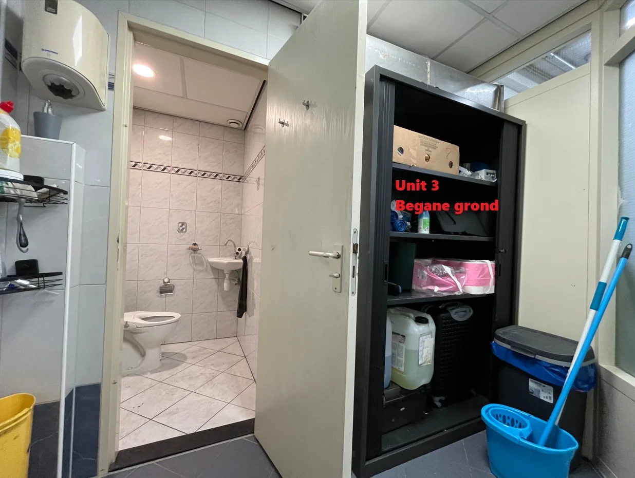 Bergkast met schoonmaakspullen en open toiletruimte in Unit 3 op de begane grond.