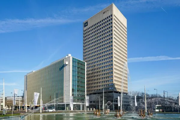 Hoogbouw en fontein op het Hofplein in een zonnig Rotterdam.
