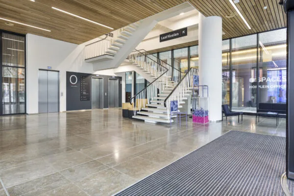 Entree van Spaces Hofplein Offices met trap en lift.