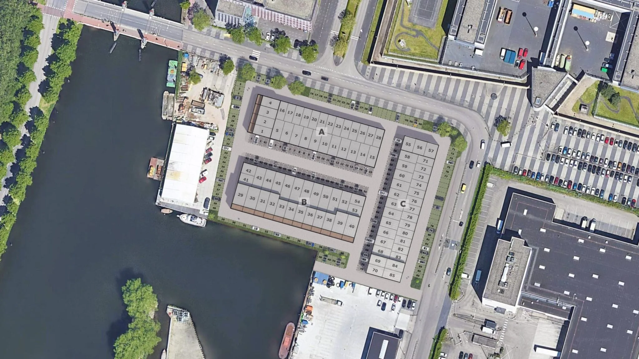 Luchtfoto van het industrieterrein De Liesbosch met ingetekende kavels en gebouwen langs het water.