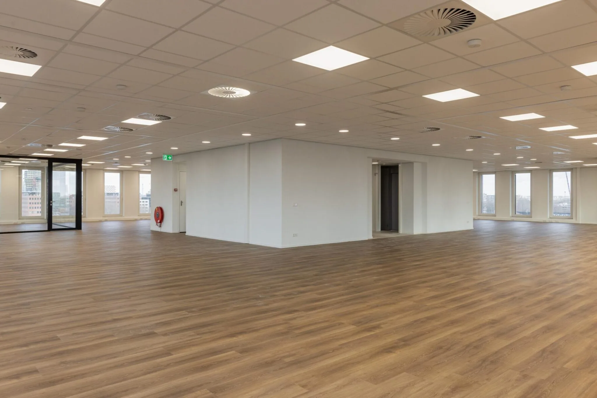 Licht en modern kantoorpand aan de Paasheuvelweg met houten vloer en grote ramen.