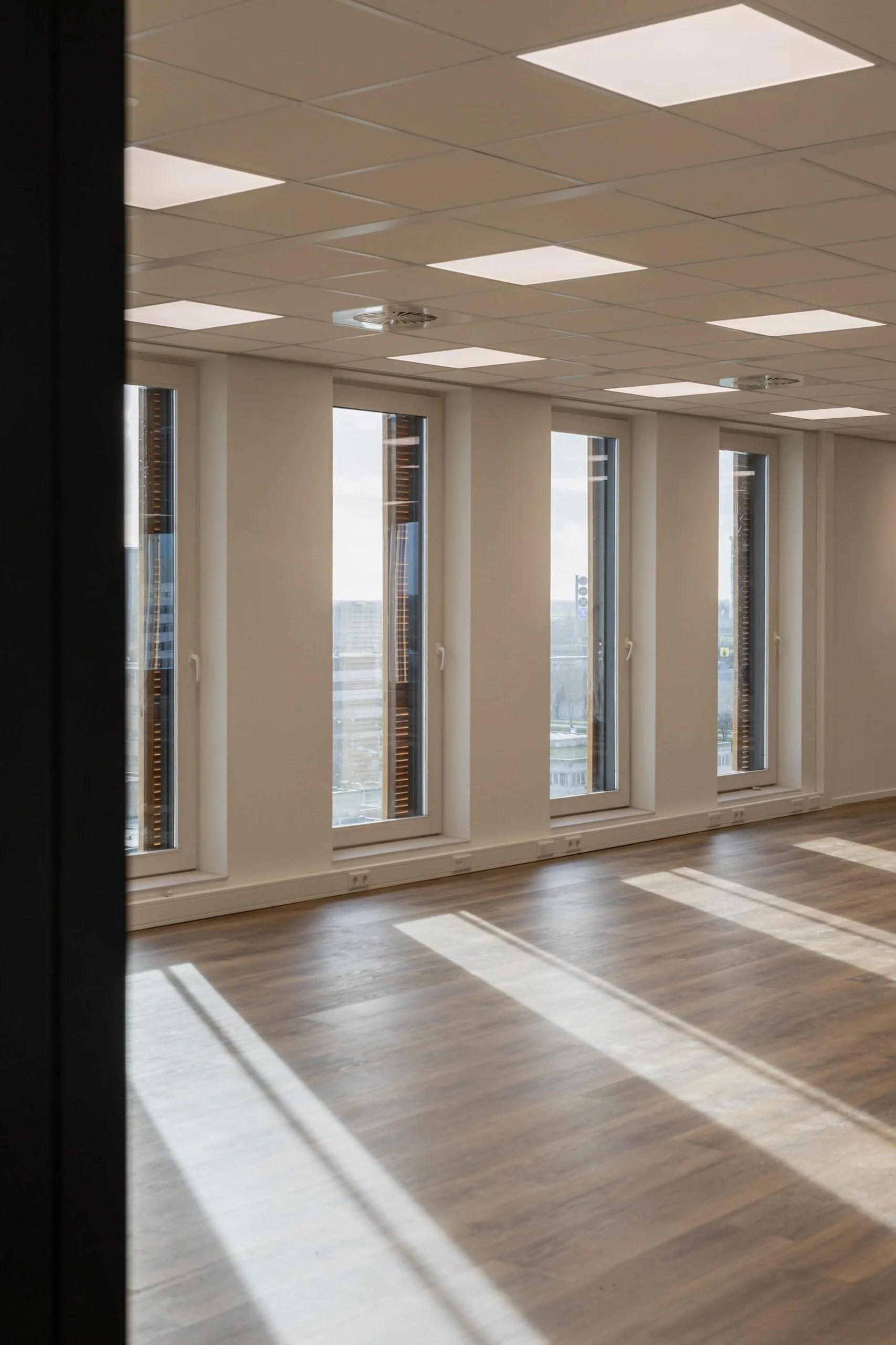 Licht en modern kantoorpand aan de Paasheuvelweg met grote ramen en houten vloer.