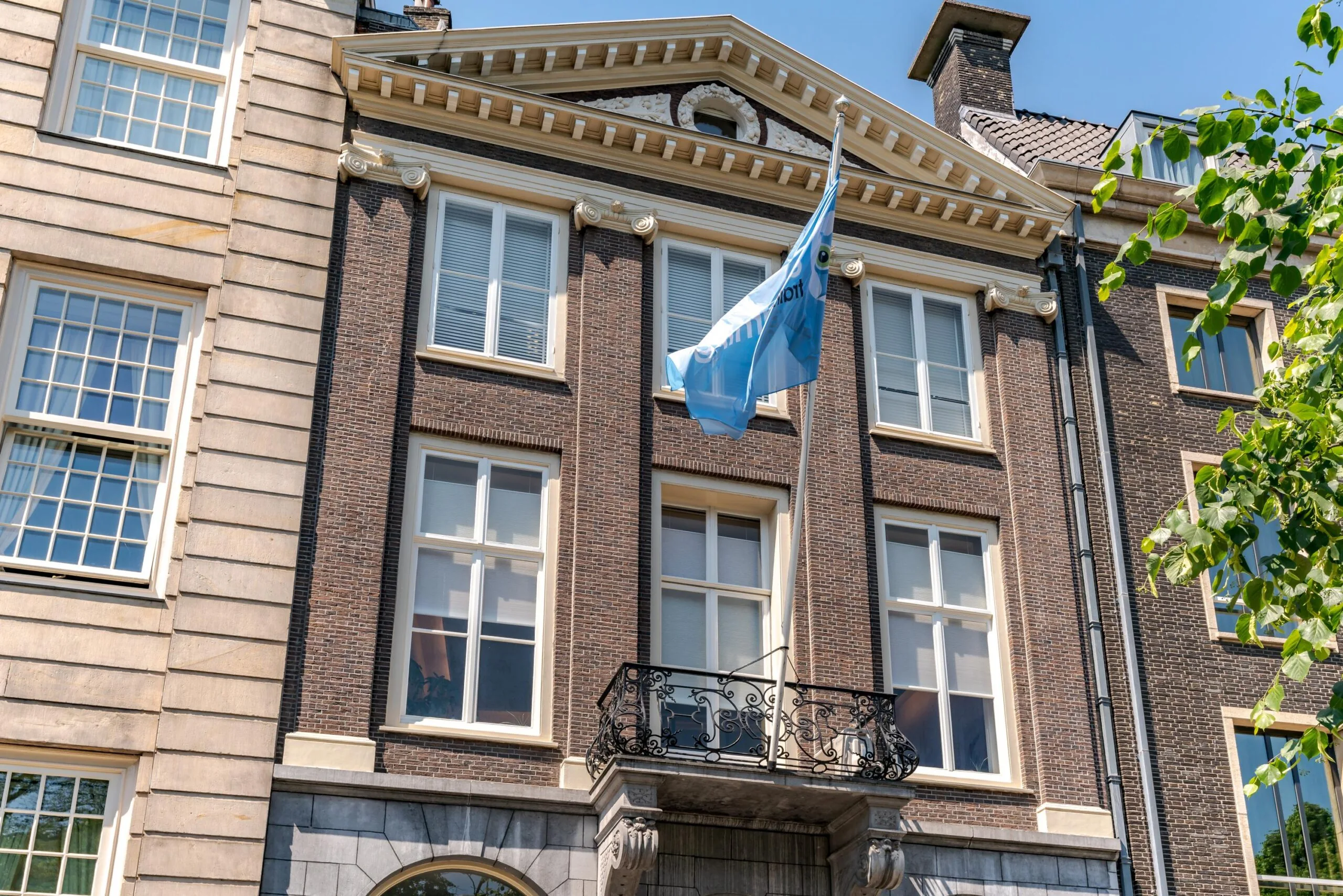 Voorgevel van een historisch pand aan de Lange Vijverberg met wapperende blauwe vlag.