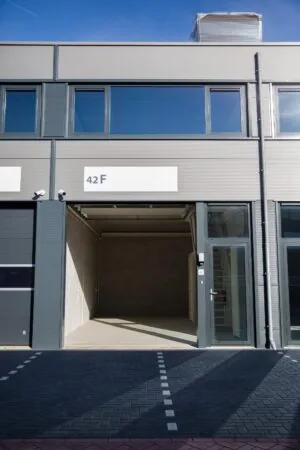 Vooraanzicht van een lege bedrijfseenheid met huisnummer 42F aan de Laan van ’s-Gravenmade.