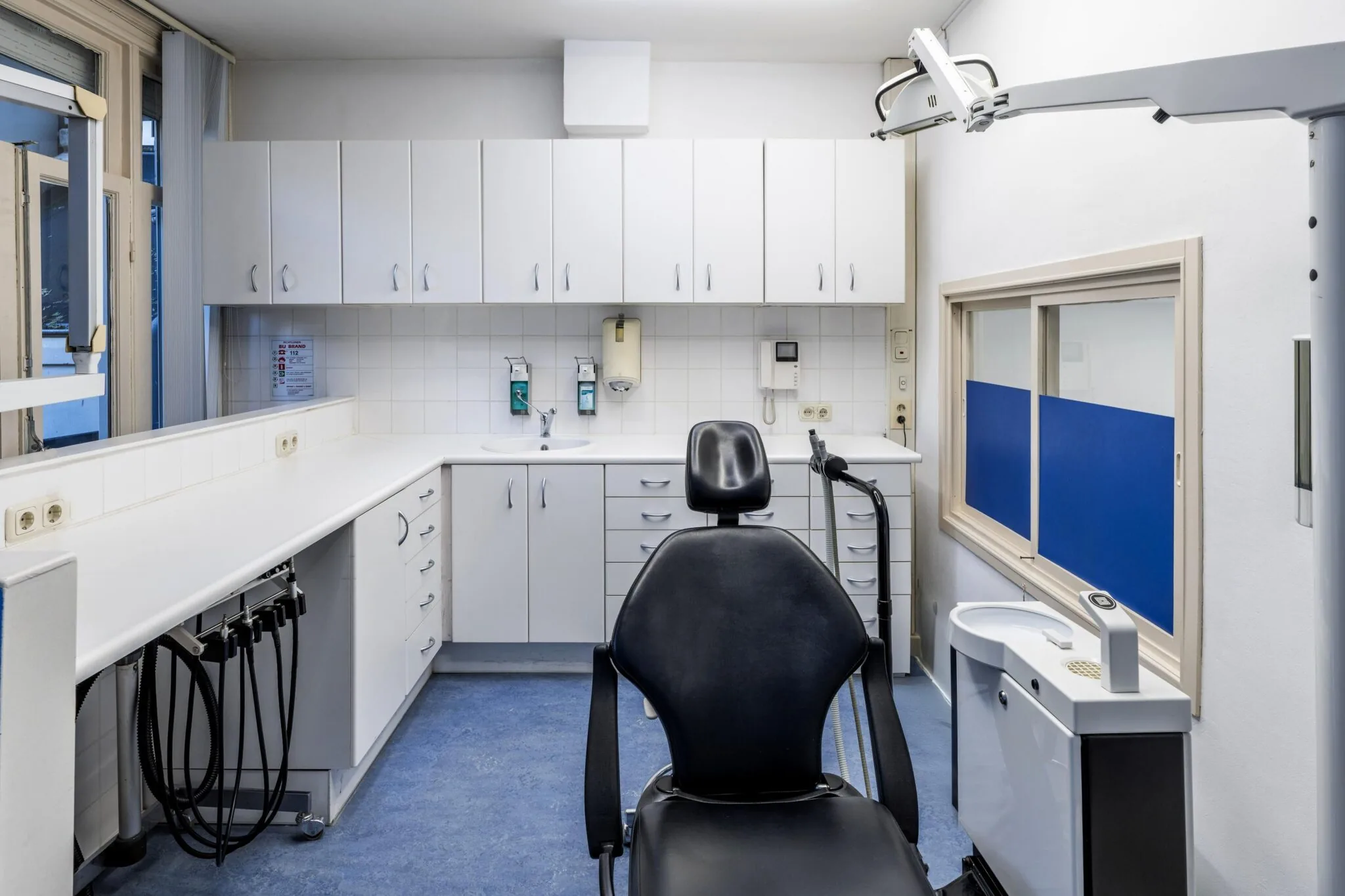 Moderne tandartspraktijk met behandelstoel en wit interieur aan de Overtoom.
